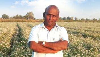 परेशभाई सेंजलिया द्वारा 15बीघा जमीन में आदर्श खेती।